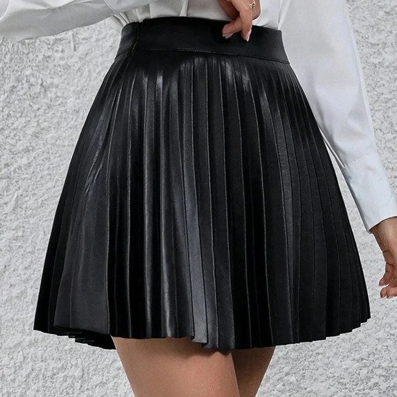 Black Casual Women's High Waisted Pleated Faux Leather Mini Skirt - Picture 4 of 6